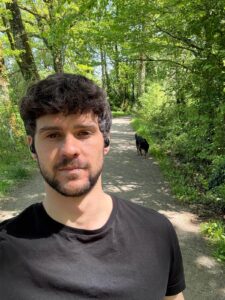 directeur d'Articraft qui marche dans un chemin avec son chien
