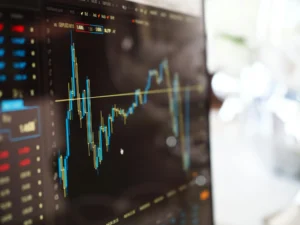 Écran affichant une courbe boursière en temps réel sur un logiciel de trading